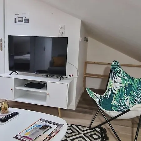 Cocon Sous Les Toits By Unsejouranancy Fr Apartamento